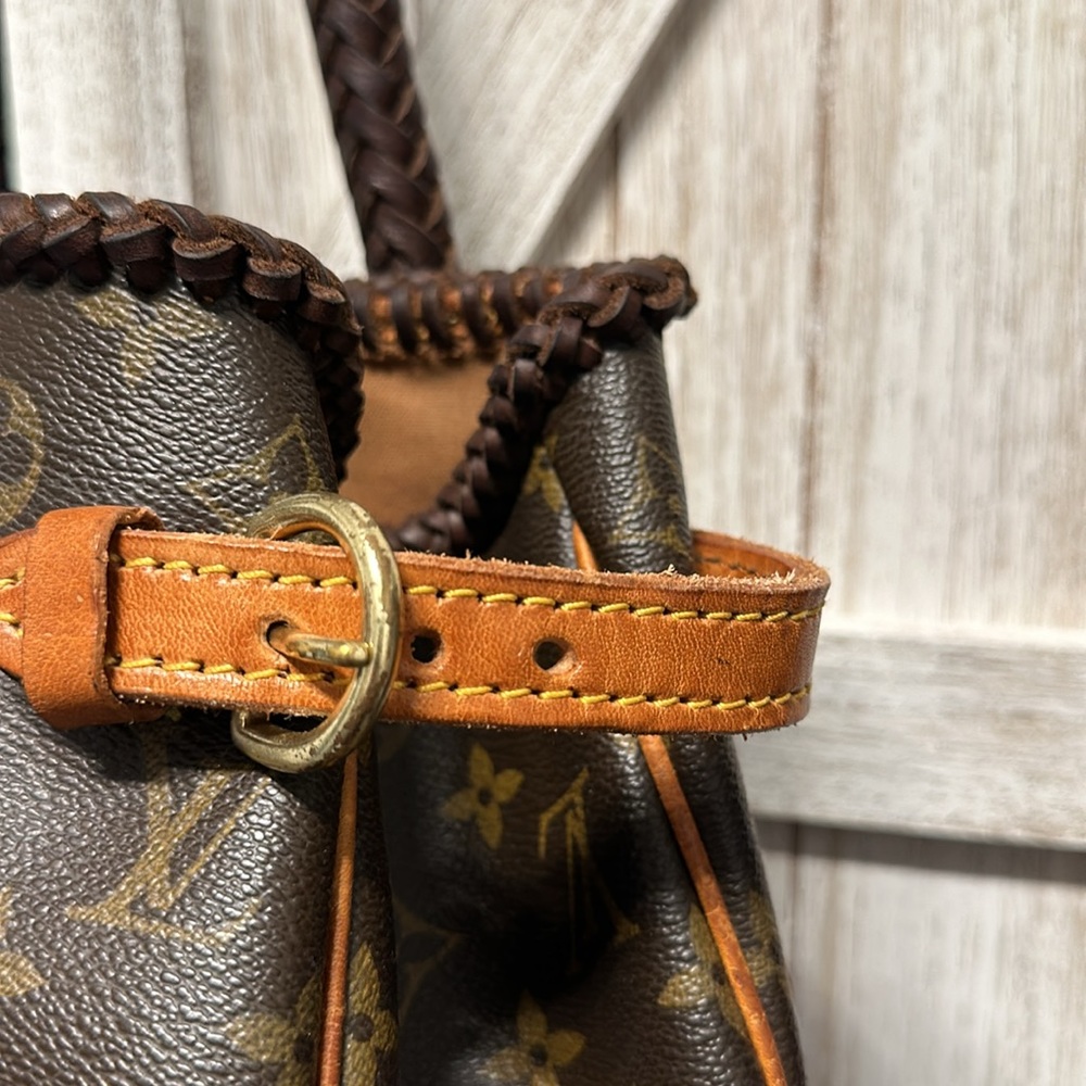 Louis Vuitton Shoulder Bag with Turquoise Accent - Picture 3 of 8